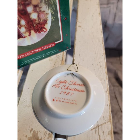 Hallmark collectors plate light shines at Christma - Picture 2 of 4